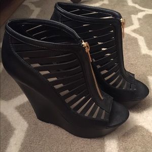 Black wedge shoes