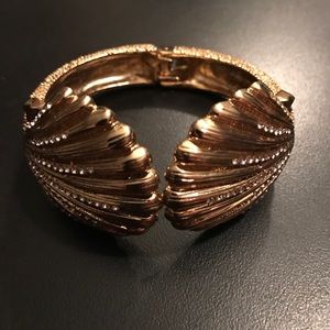 Lilly Pulitzer Gold Shell Bracelet. Lilly Pulitzer Gold Shell Bracelet.