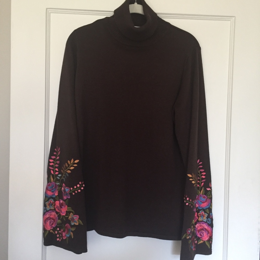 Sweater with beautiful embroidery.