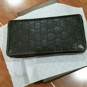 Authentic Gucci zip around wallet Authentic Gucci zip around wallet