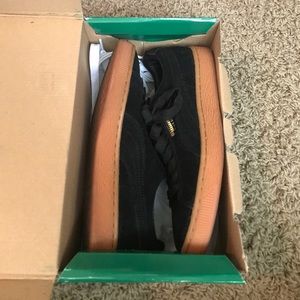 Puma gum bottom black size 5.5y Puma gum bottom black size 5.5y