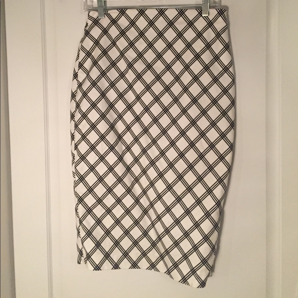 A black and white printed pencil skirt