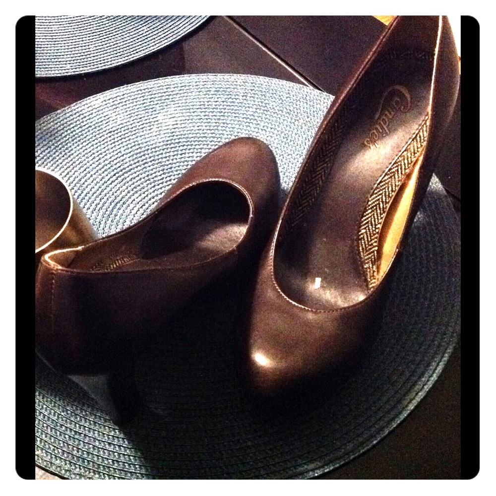 Brown heel for a business women.
