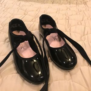 Girls black patent tap shoes