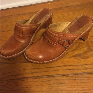 Frye Charolette tan clogs