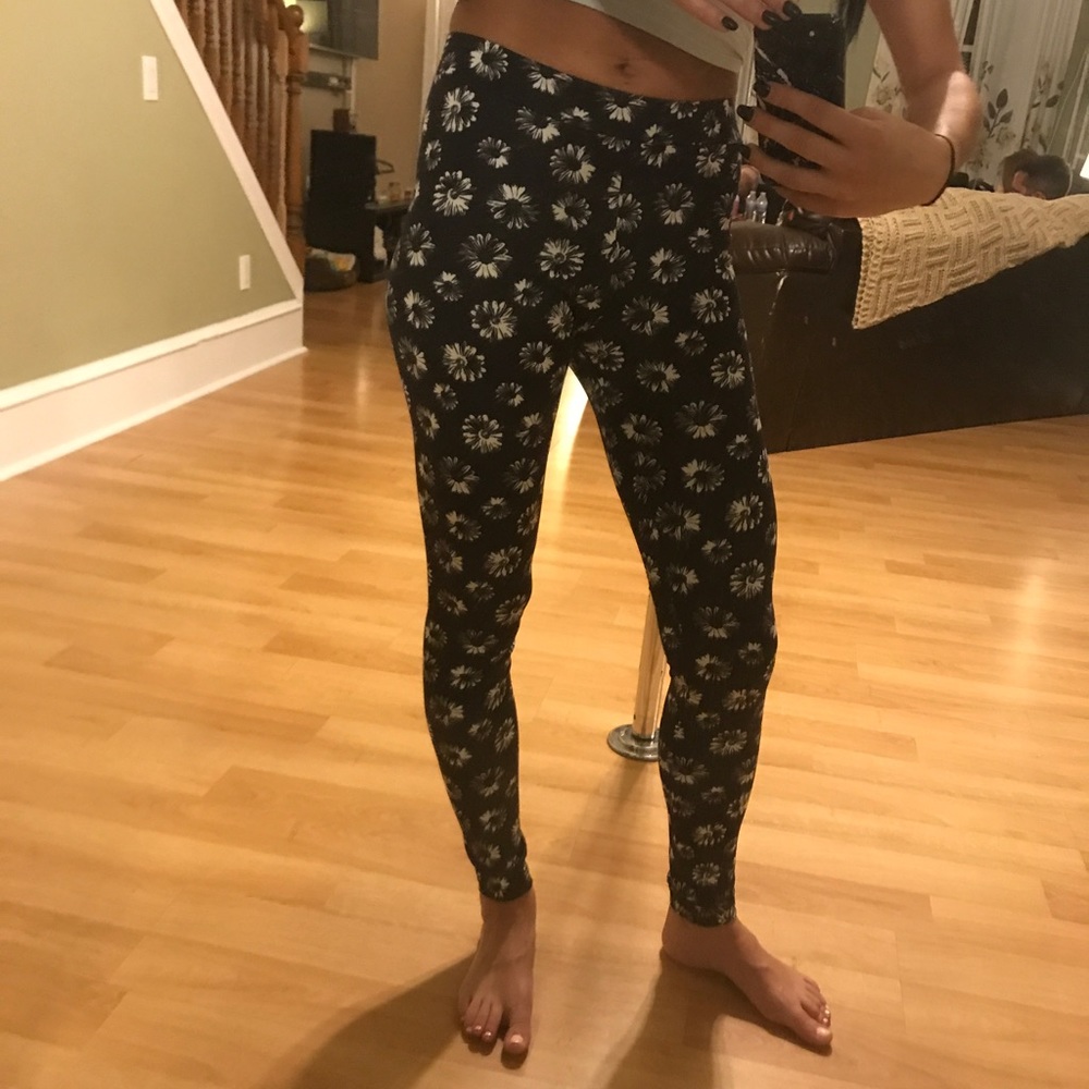 Black and white daisy leggings