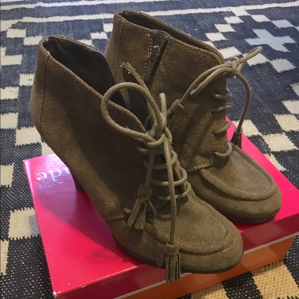 Anna Klein Ankle Suede Booties Size 7