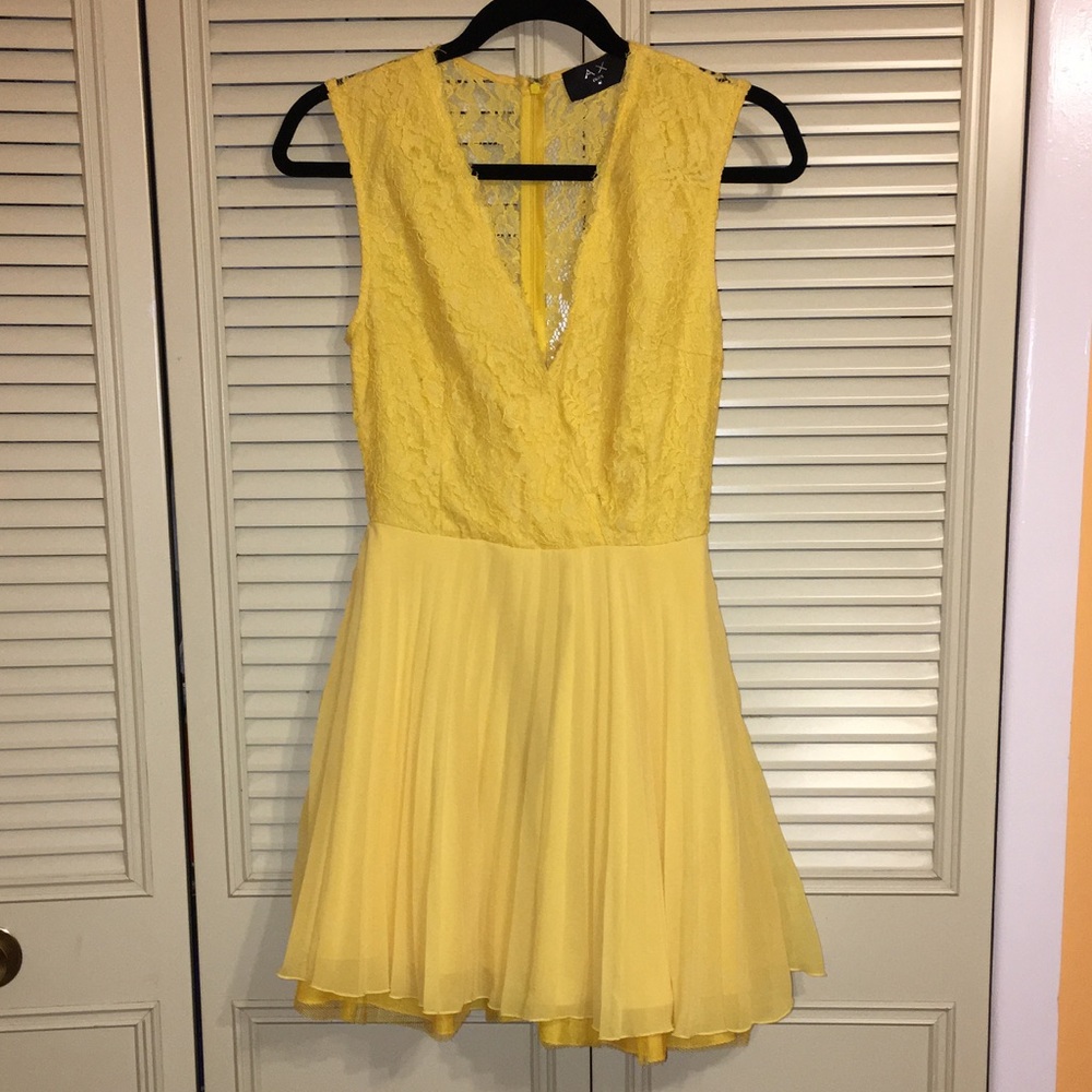 Low V-cut lace yellow dress