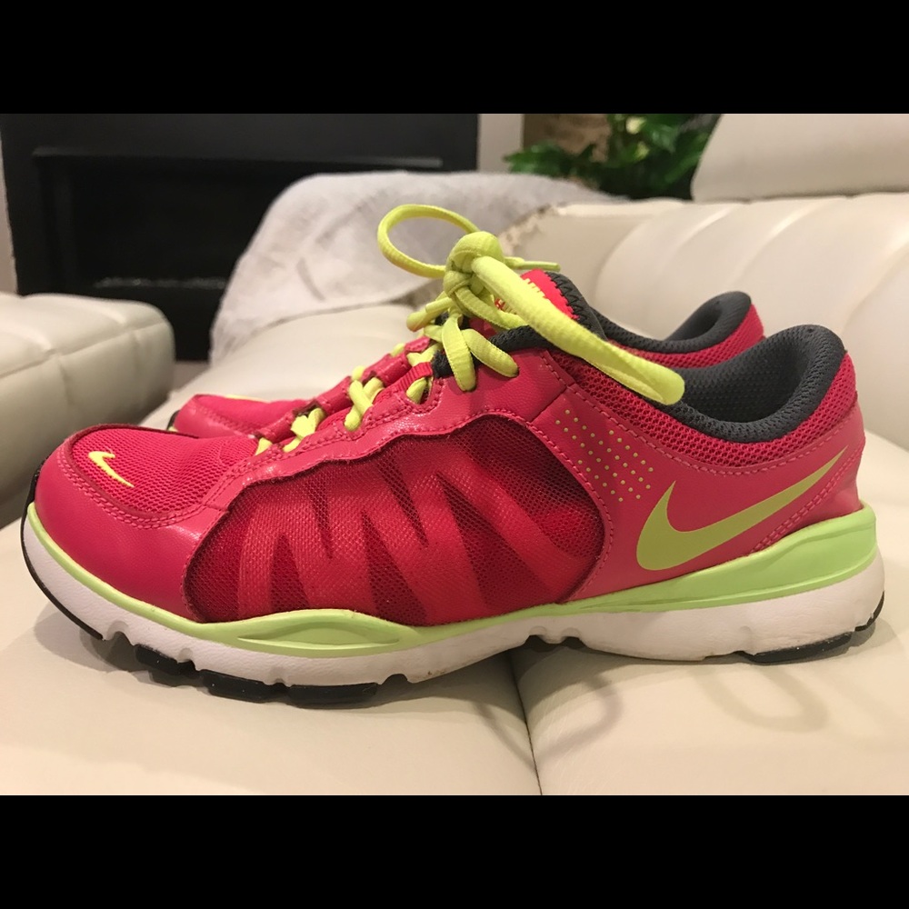 Bright pink Nike tennis shoes. Size 6