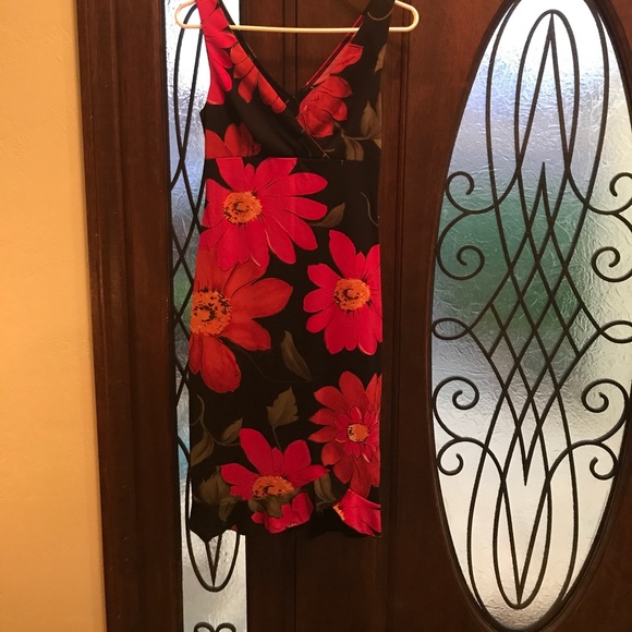 Fun party dress with flower details. - Picture 3 of 6