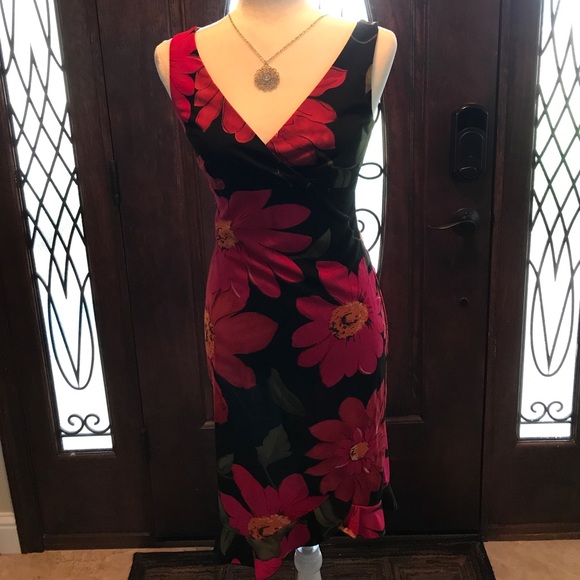 Fun party dress with flower details. - Picture 5 of 6