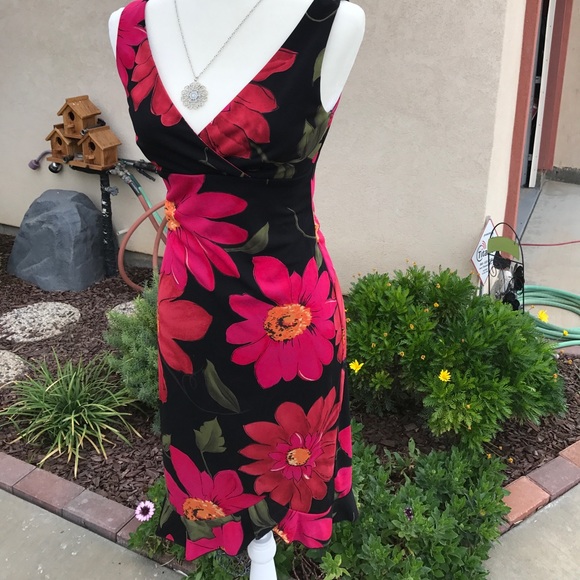 Fun party dress with flower details. - Picture 2 of 6
