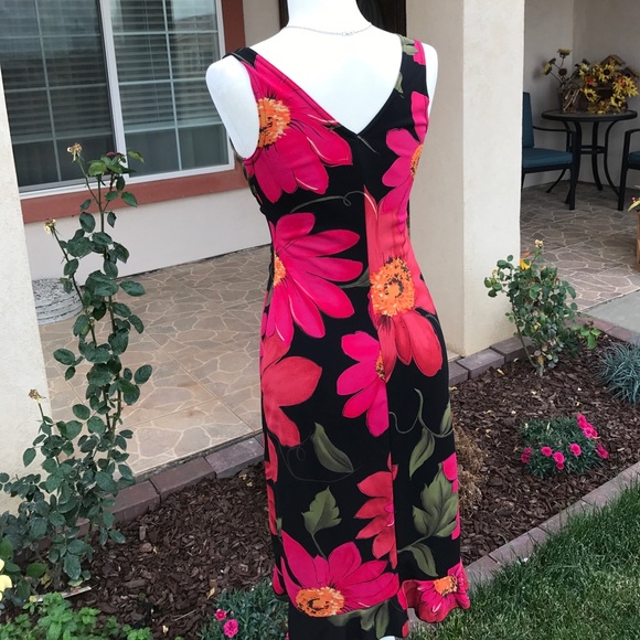 Fun party dress with flower details. - Picture 6 of 6