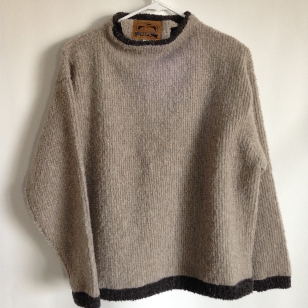 71% polyester 23% wool 6% alpaca