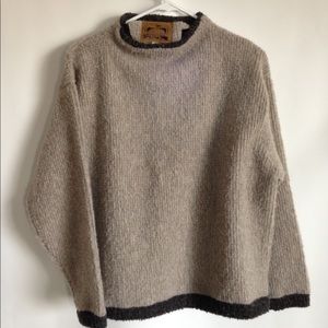 71% polyester 23% wool 6% alpaca