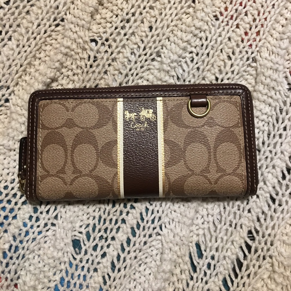 ♥️SALE♥️ Authentic Coach zippered wallet