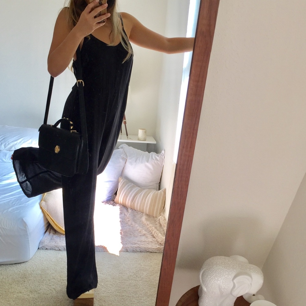 🖤 Black open back jumpsuit