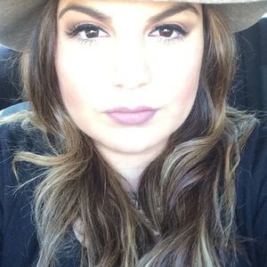 Meet your Posher, Debra