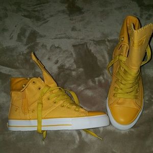 NWOT Levi's sneakers