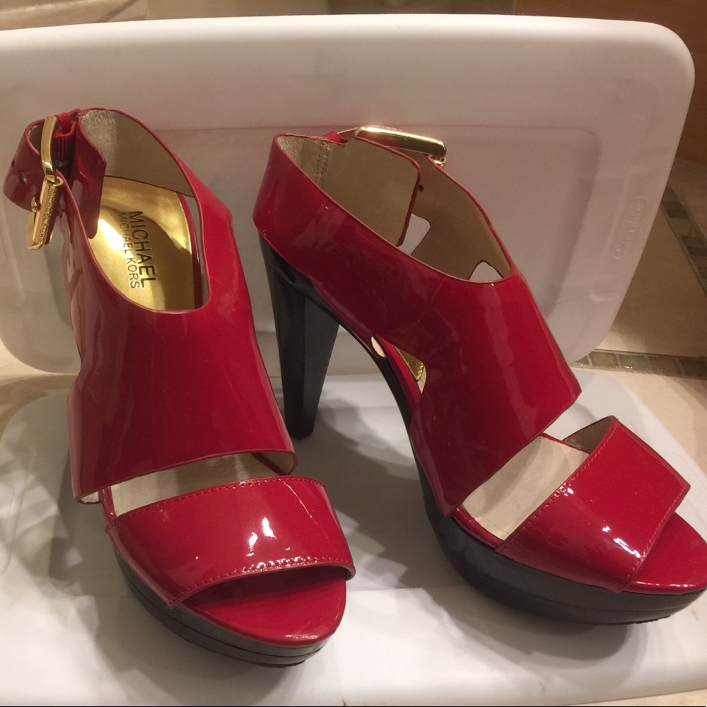Michael Kors patent leather shoes in red size 7