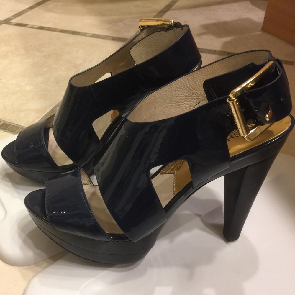 Michael Kors patent leather shoes in navy size 7