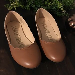 Sam and Libby scalloped edge flats