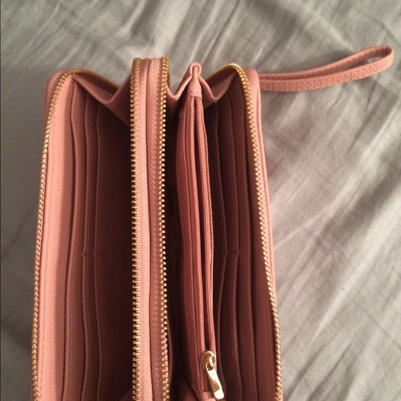 Pink wristlet! 🎀 - Picture 2 of 2