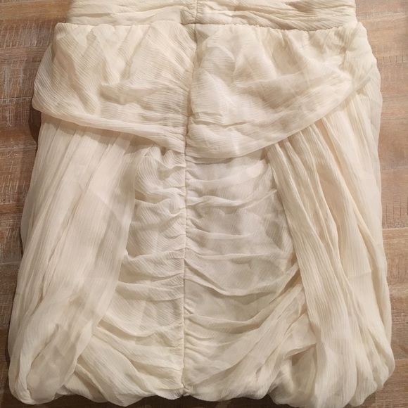 Flirty, fluffy pale apricot skirt. - Picture 7 of 8