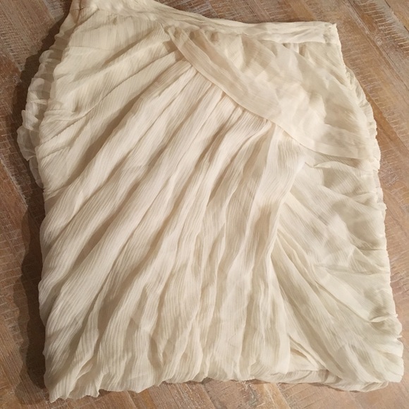 Flirty, fluffy pale apricot skirt. - Picture 6 of 8