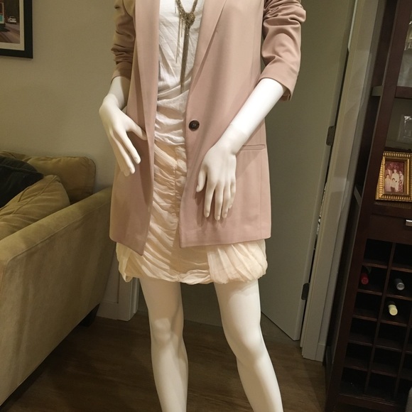 Flirty, fluffy pale apricot skirt. - Picture 3 of 8