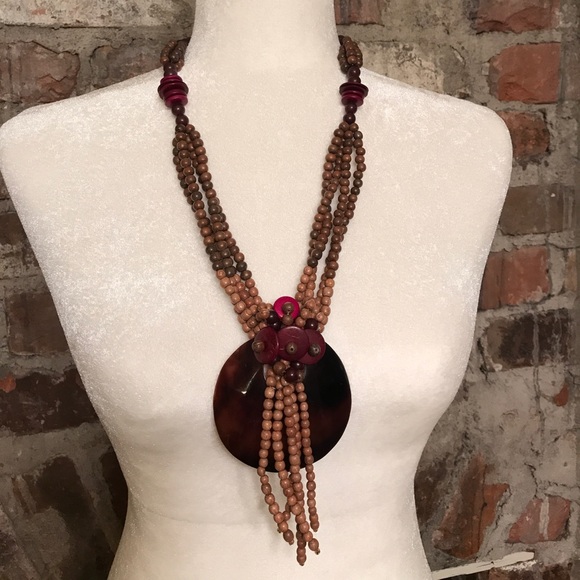 Jewelry - 🇺🇸Gorgeous Wooden Necklace with Shell accent