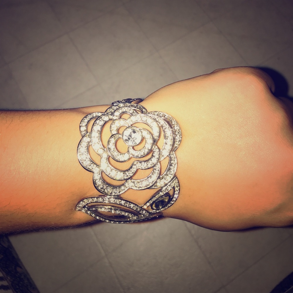 🔥PRICED TO BUNDLE🔥 Diamond flower cuff.