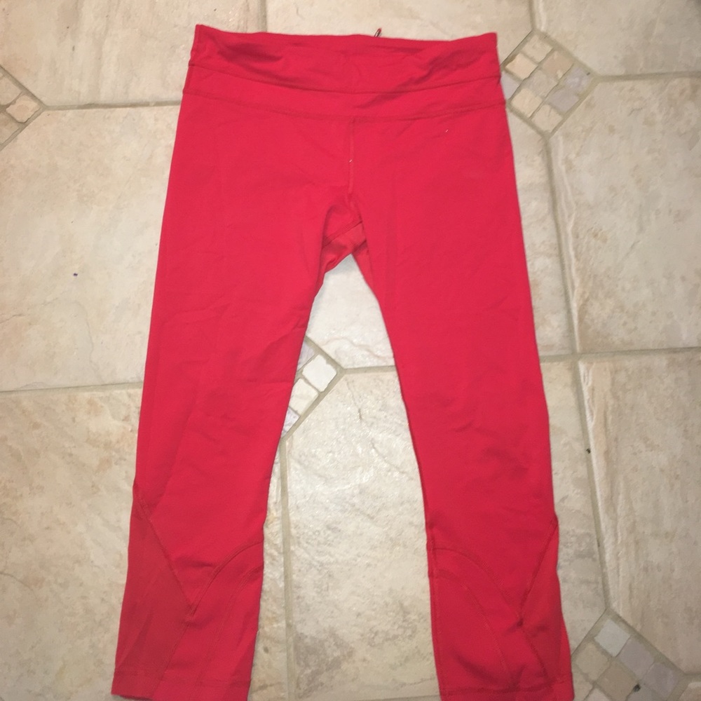 Red lululemon crops.