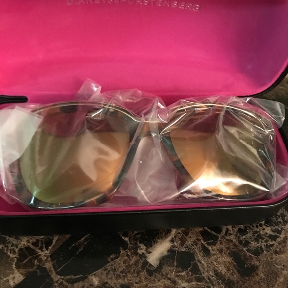 Soooo cute DVF sunglasses main image 4