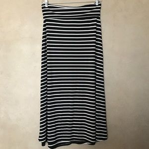 NWOT Mossimo Black/White Stripe Maxi Skirt SZ L NWOT Mossimo Black/White Stripe Maxi Skirt SZ L