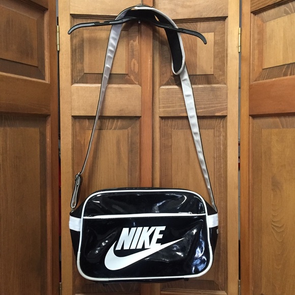 Nike Handbags - Nike • overnight gym shoulder duffle bag travel