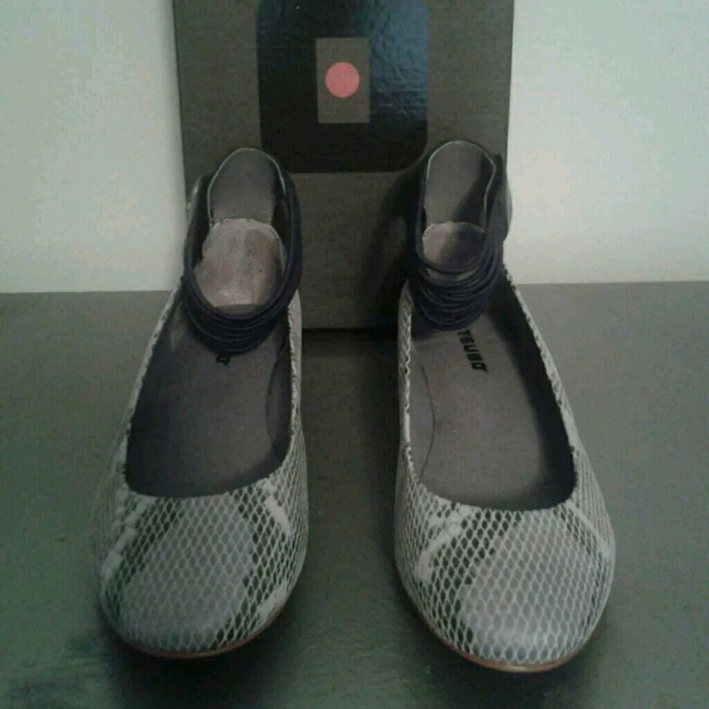 GENUINE WOMEN'S  TSUBO GYLDA GREY SHOES - Picture 2 of 5