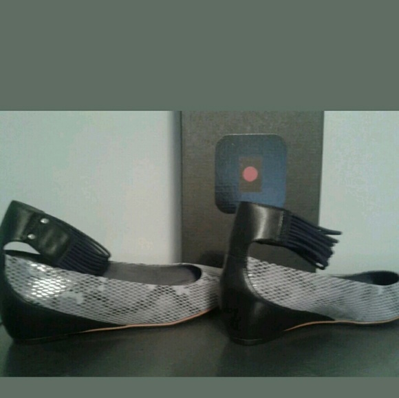 GENUINE WOMEN'S  TSUBO GYLDA GREY SHOES - Picture 3 of 5