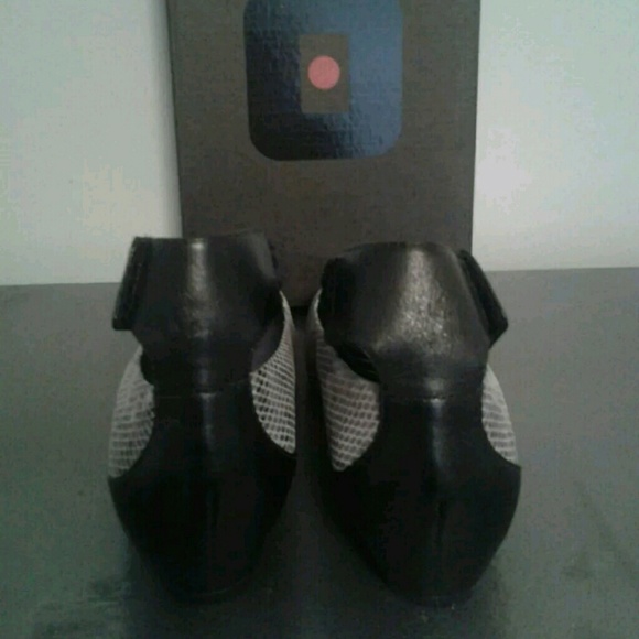 GENUINE WOMEN'S  TSUBO GYLDA GREY SHOES - Picture 4 of 5