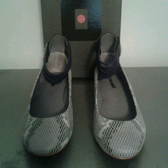 GENUINE WOMEN'S  TSUBO GYLDA GREY SHOES - Picture 2 of 5