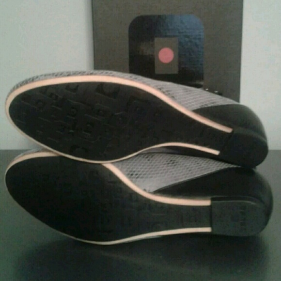 GENUINE WOMEN'S  TSUBO GYLDA GREY SHOES - Picture 5 of 5