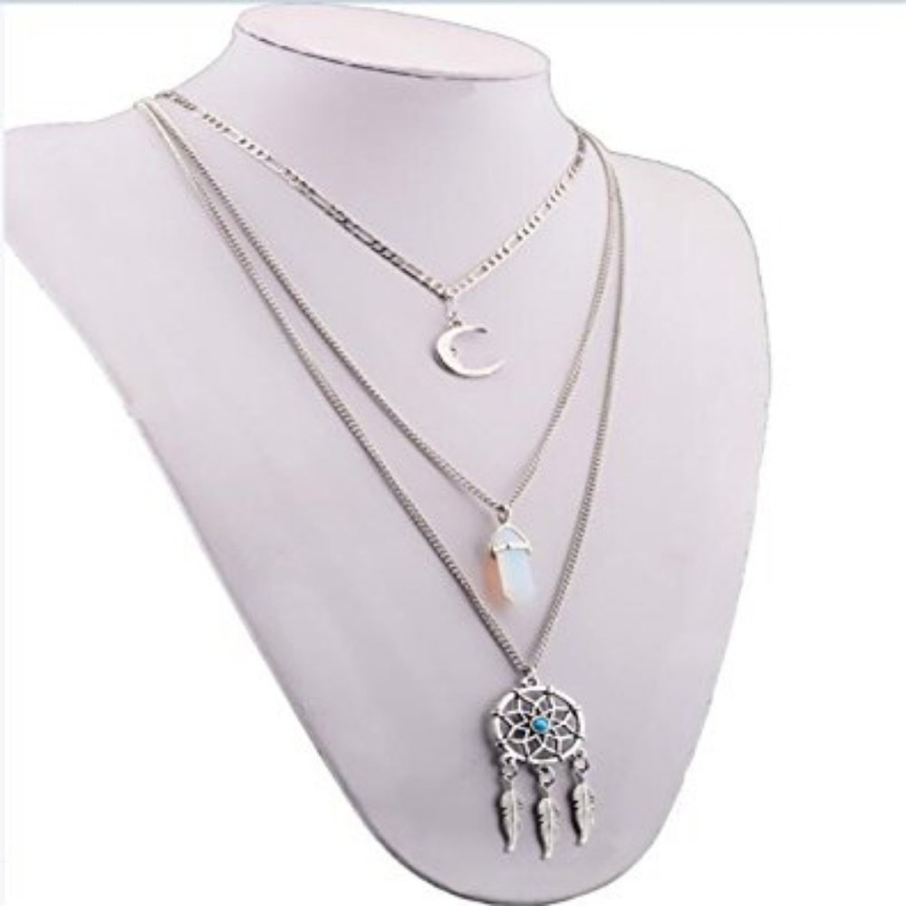 NWT! TRENDY CHIC NECKLACE! ❤️