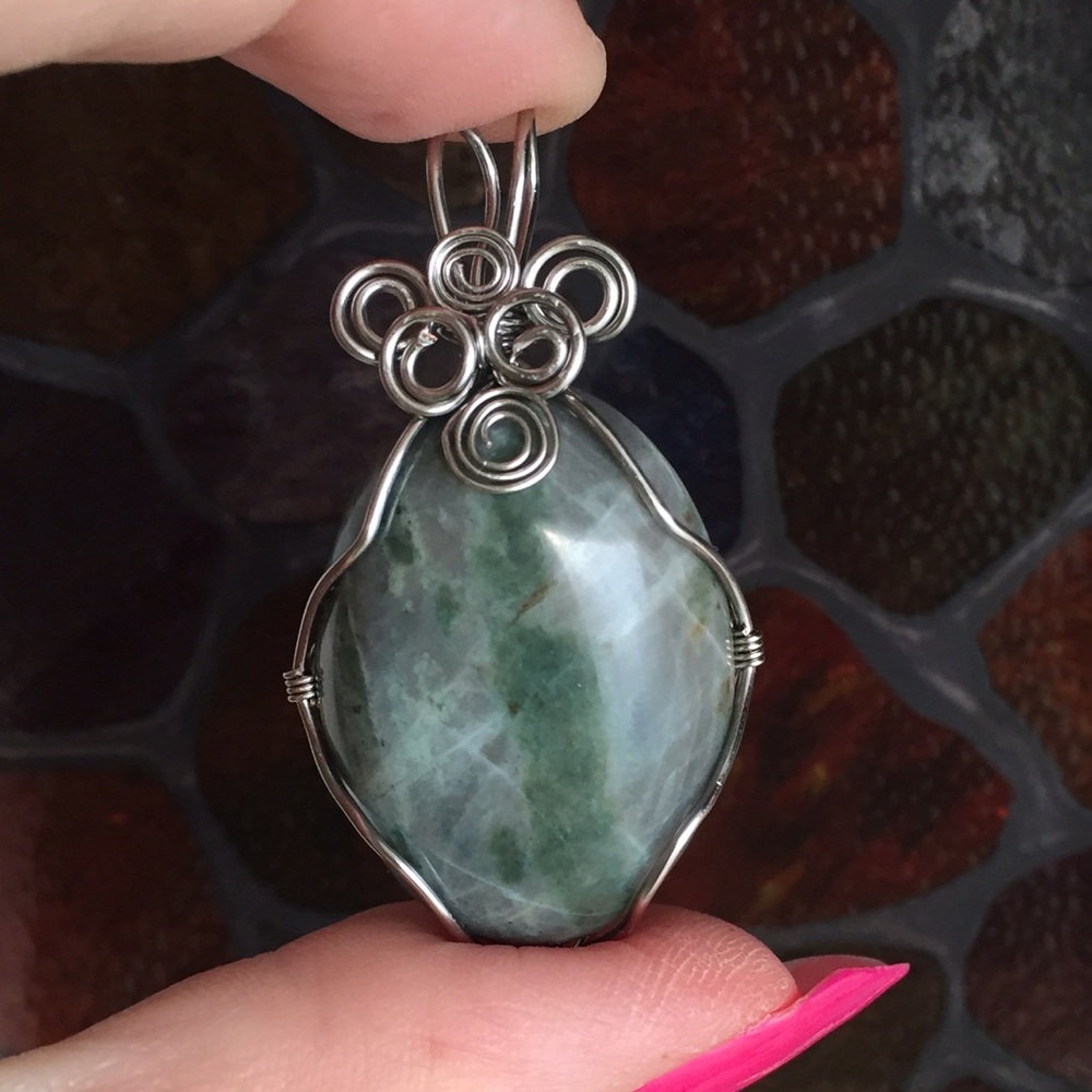 Labradorite Pendant - Picture 1 of 8