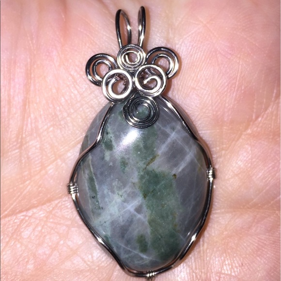 Labradorite Pendant - Picture 2 of 8