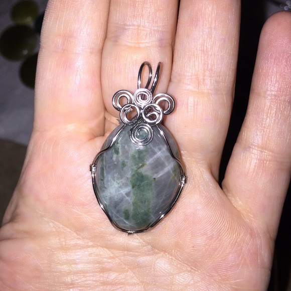 Labradorite Pendant - Picture 3 of 8