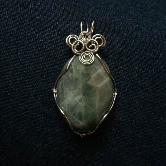 Labradorite Pendant - Picture 6 of 8