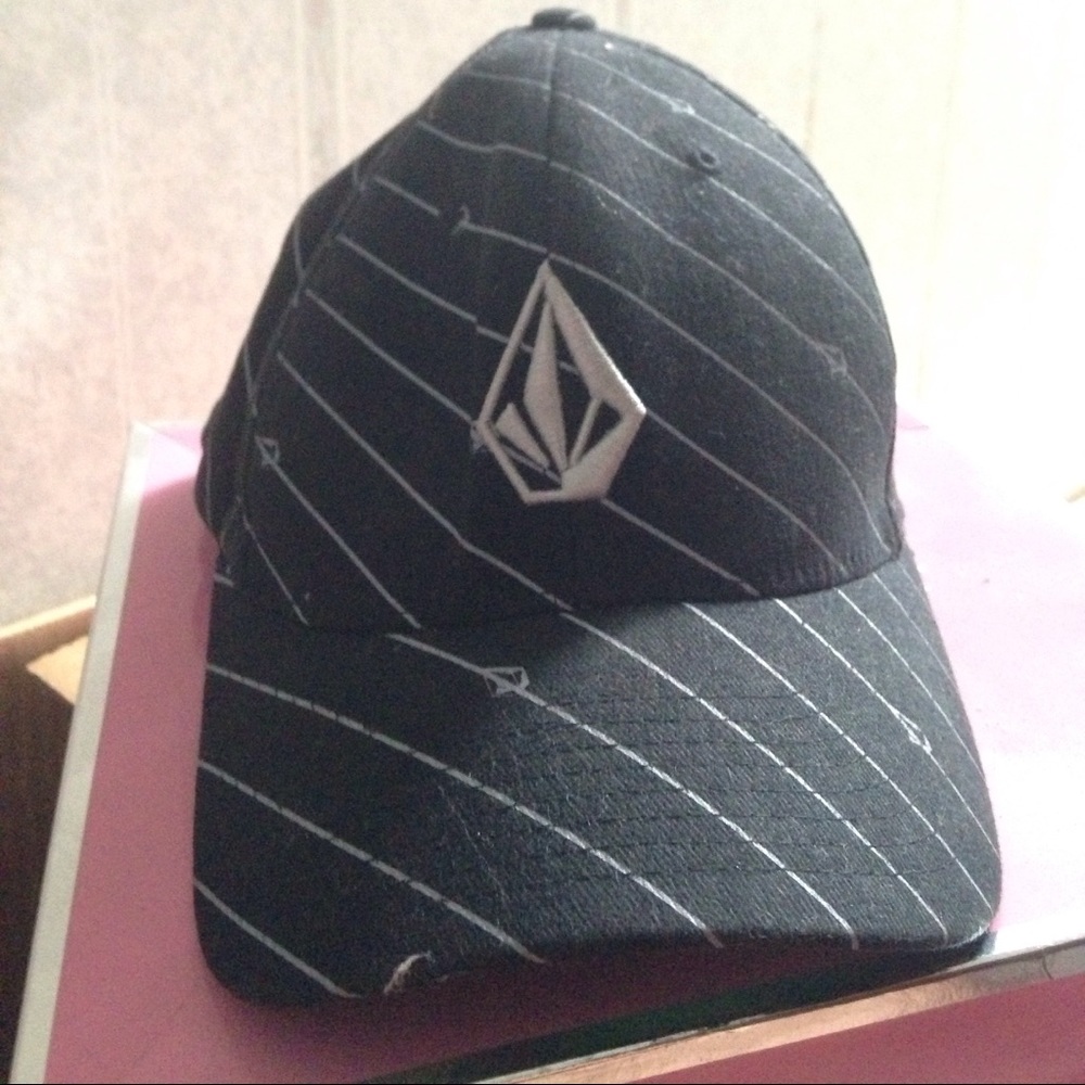 S/M Like New Volcom black and grey unisex cap