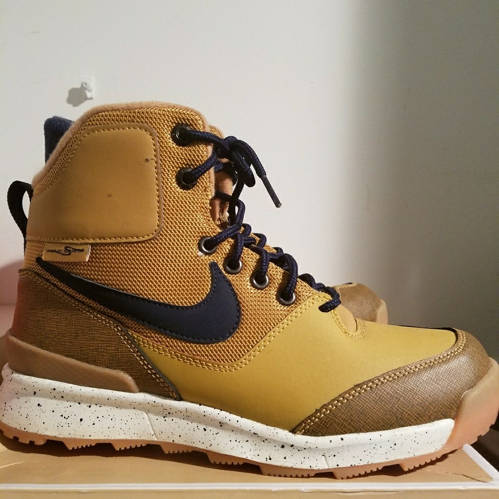 ACG boots size 5 in boys