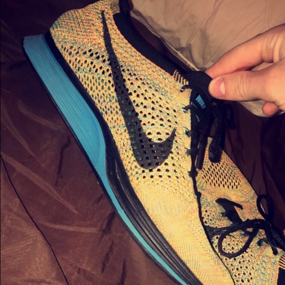 Nike Fly Knit Racers - Picture 2 of 4