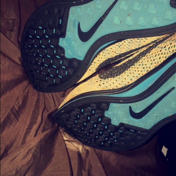 Nike Fly Knit Racers - Picture 3 of 4